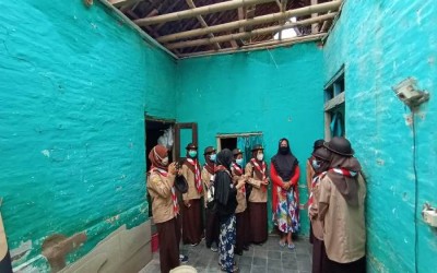 Pramuka Majalengka Bantu Rumah Warga Yang Nyaris Ambruk